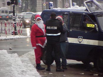 Policja nie może być dłużna... też ma coś dla Mikołaja!